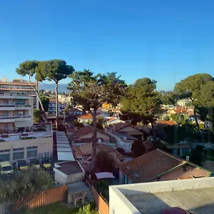 Coquet Front De Appartement